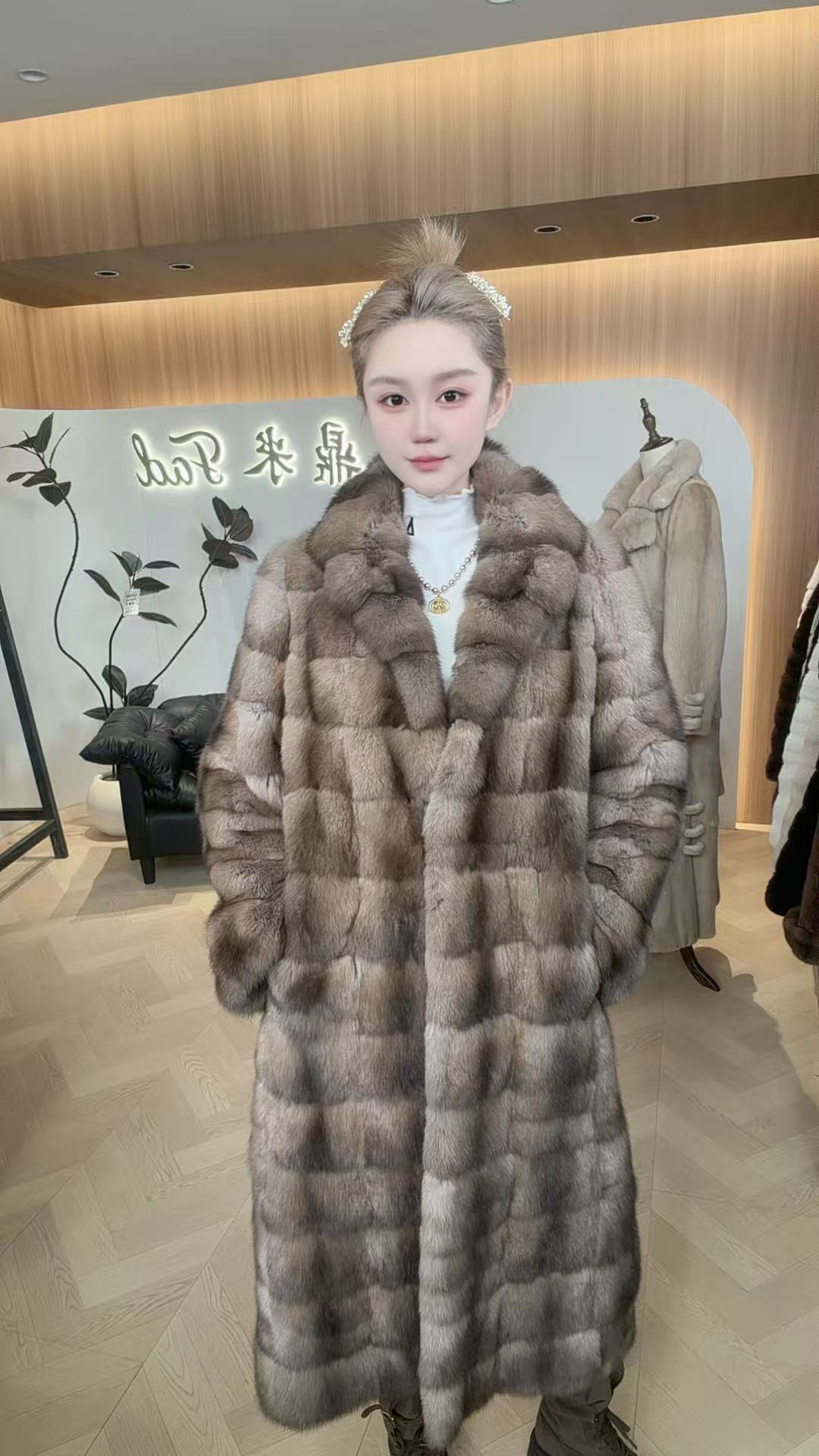 俄罗斯满天星2025年冬季新款女装大衣皮草外套