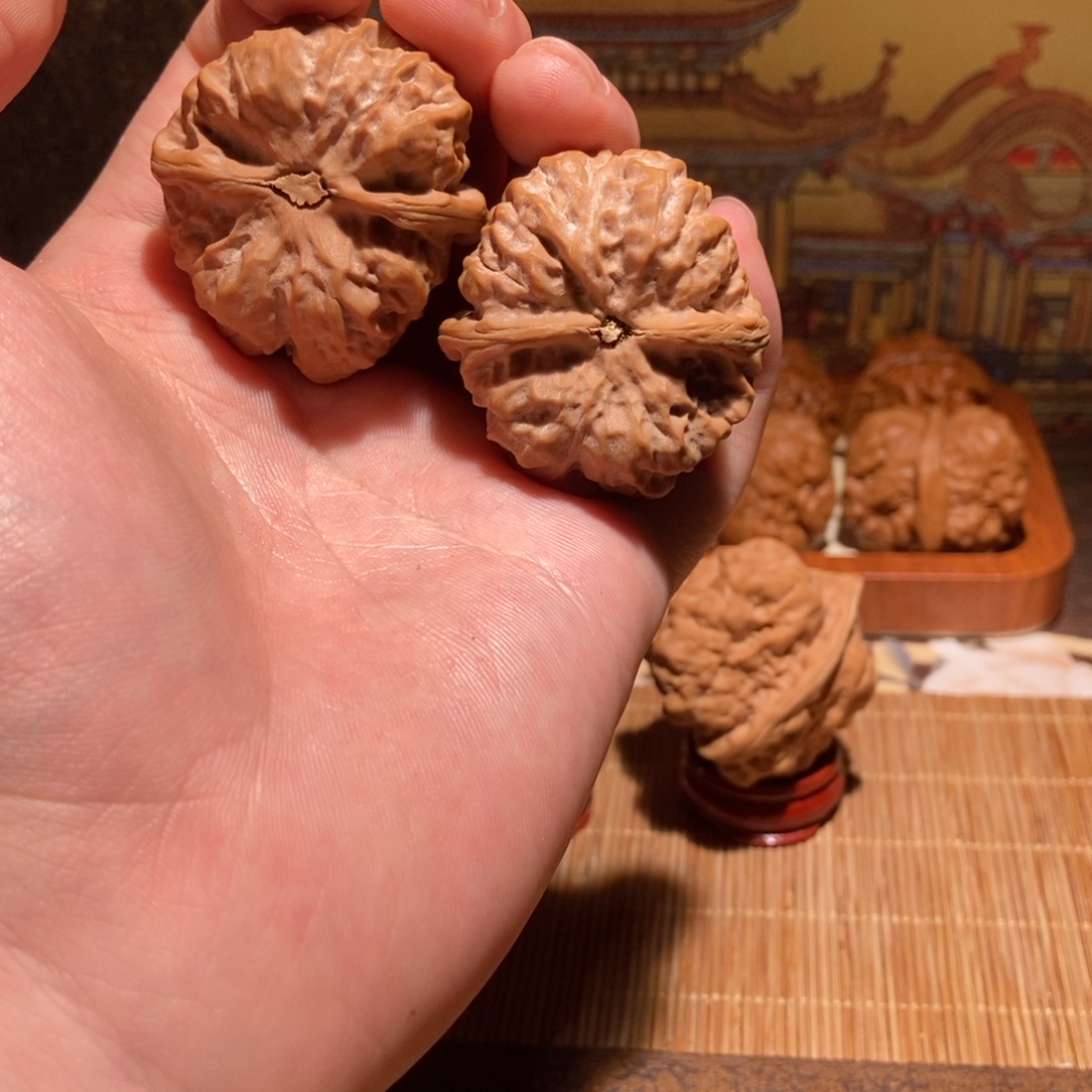 从****大叶紫檀（黑酸枝木类）蛤蟆头核桃D26