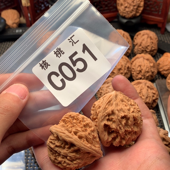 文玩核桃吊坠牡丹纹