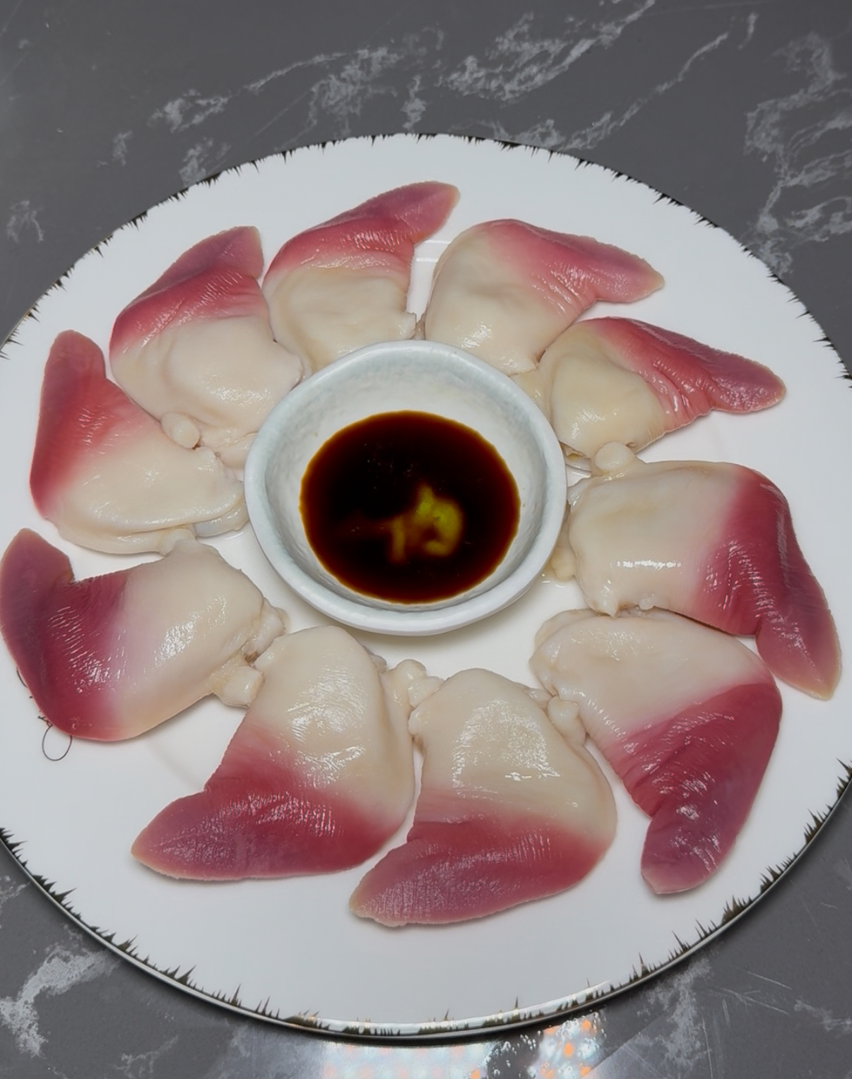 北极贝淡粉色（解冻后有乳白色汤汁，肚子里有少许贝柱，口感更佳）