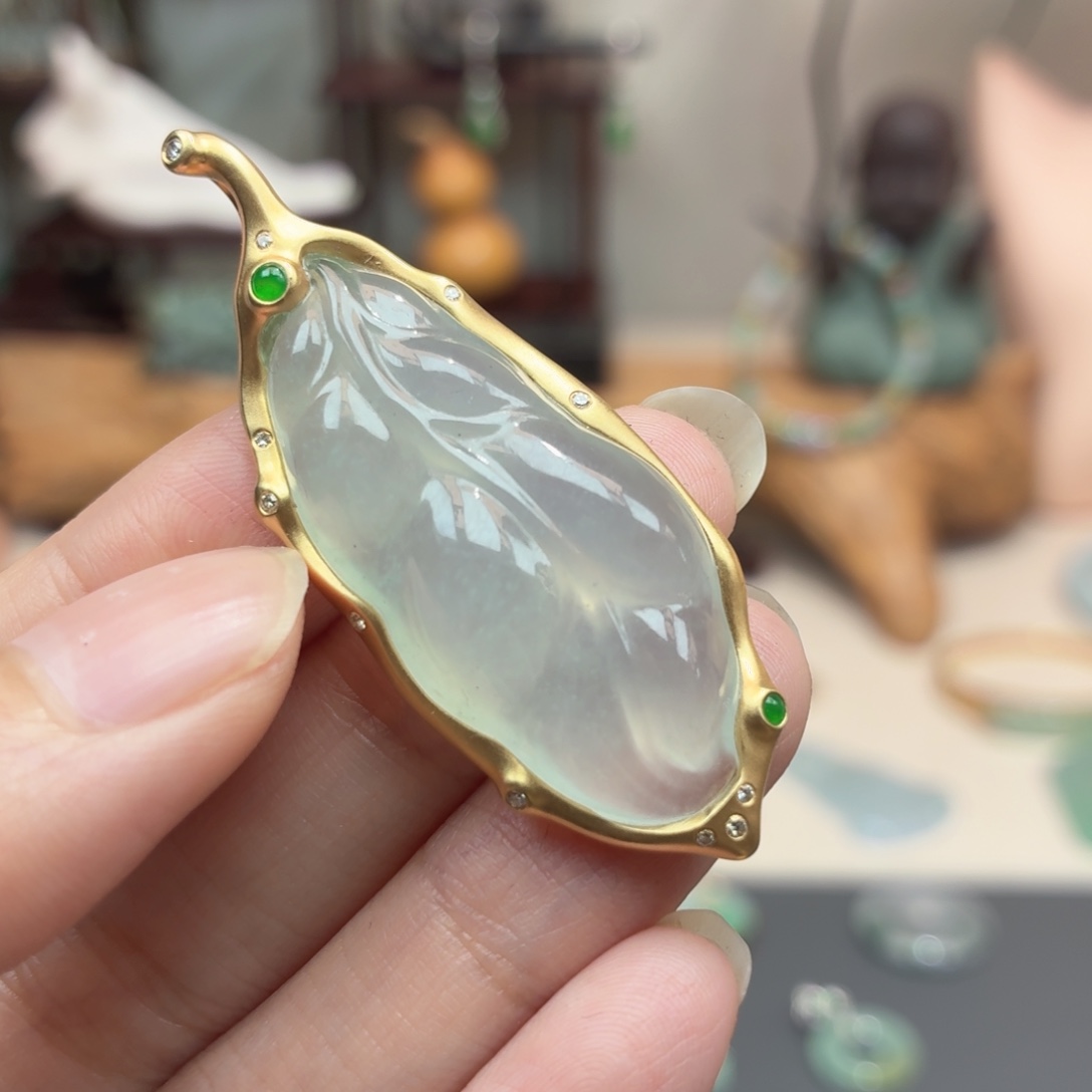 翡翠18K金镶嵌颈饰叶子