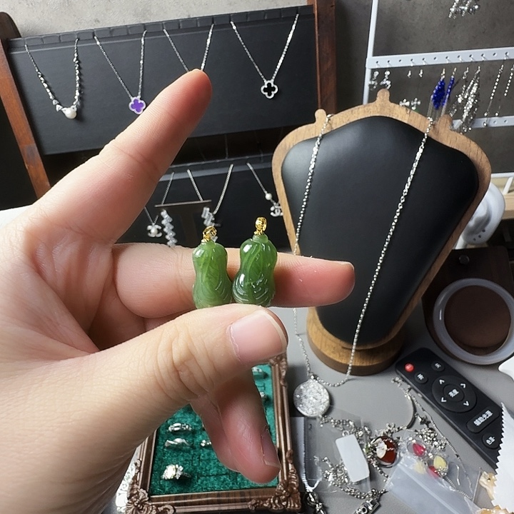 素***颜翡翠未镶嵌颈饰气质优雅大方