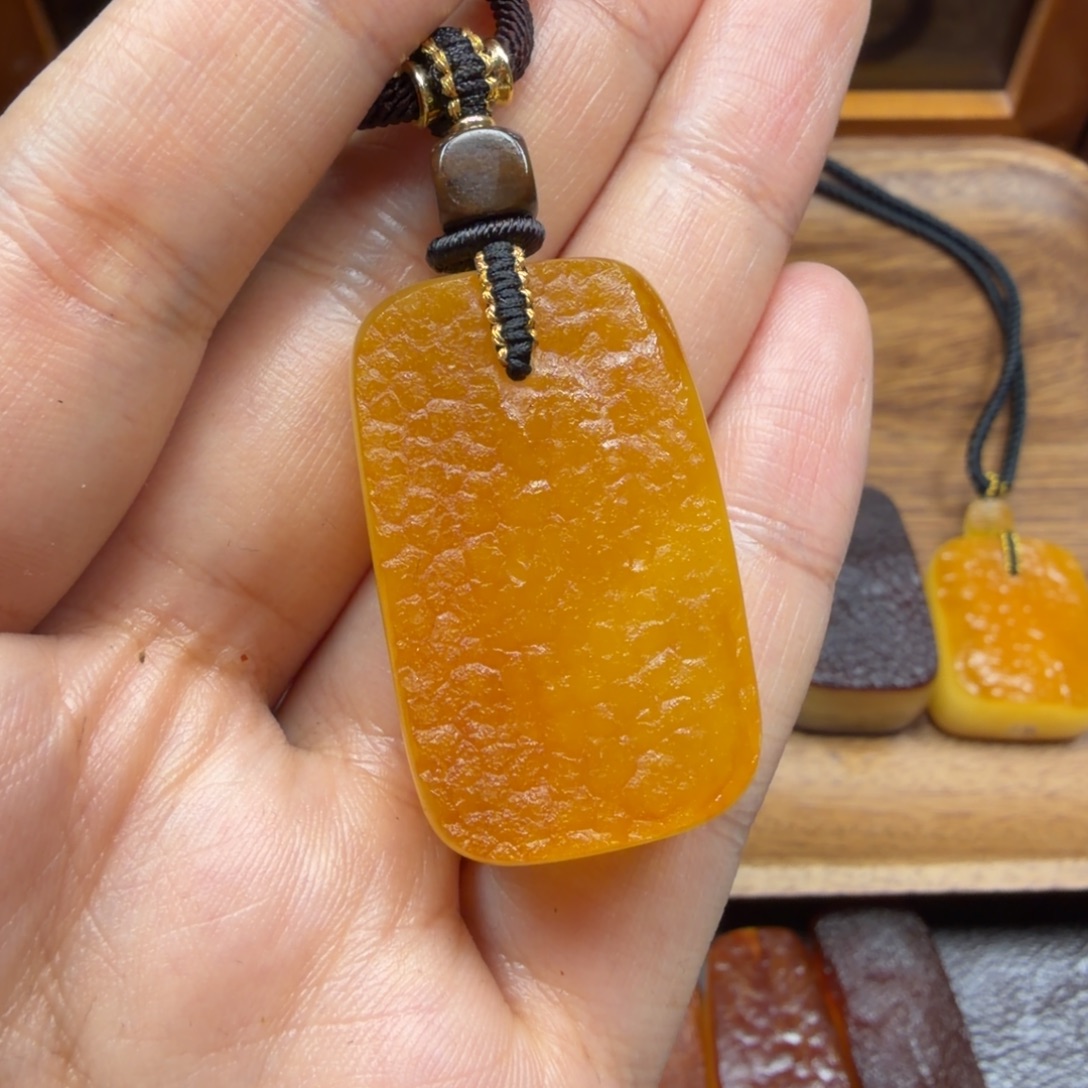 琥珀未镶嵌吊坠(赠链)