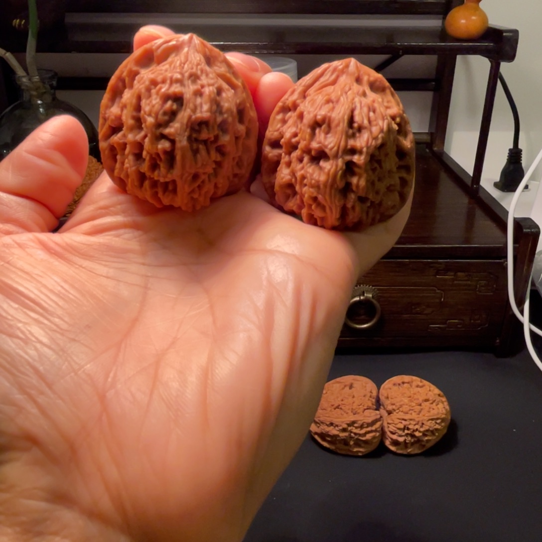 路***门桃核吊坠拉丝纹三角