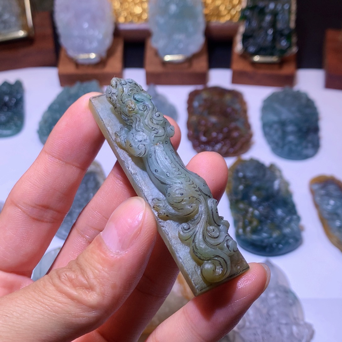 翡翠未镶嵌挂件草龙