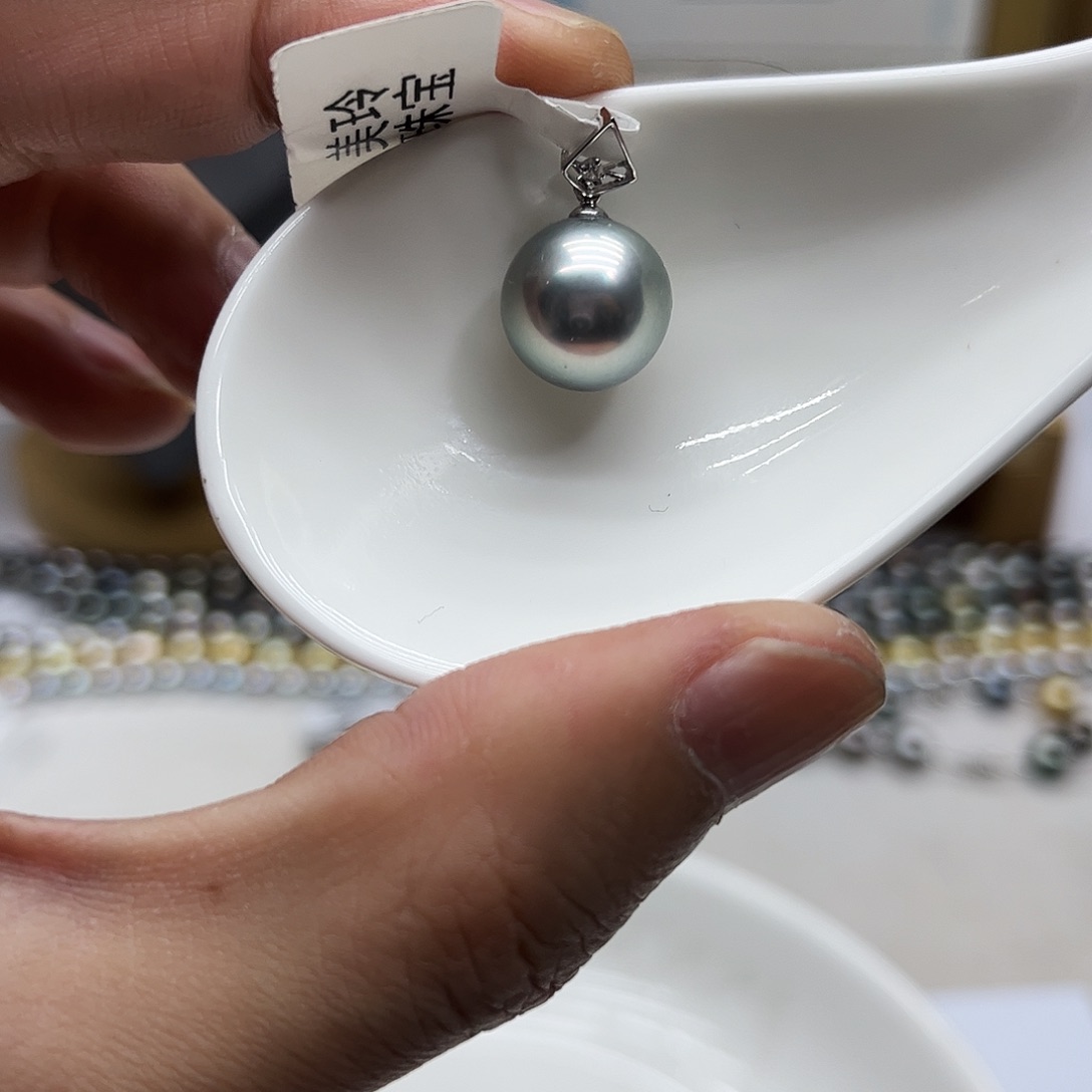 18K金镶嵌海水珍珠颈饰