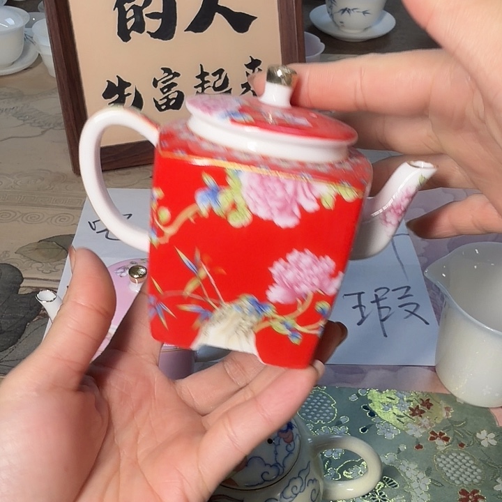 用***6珐琅彩故宫红四方壶