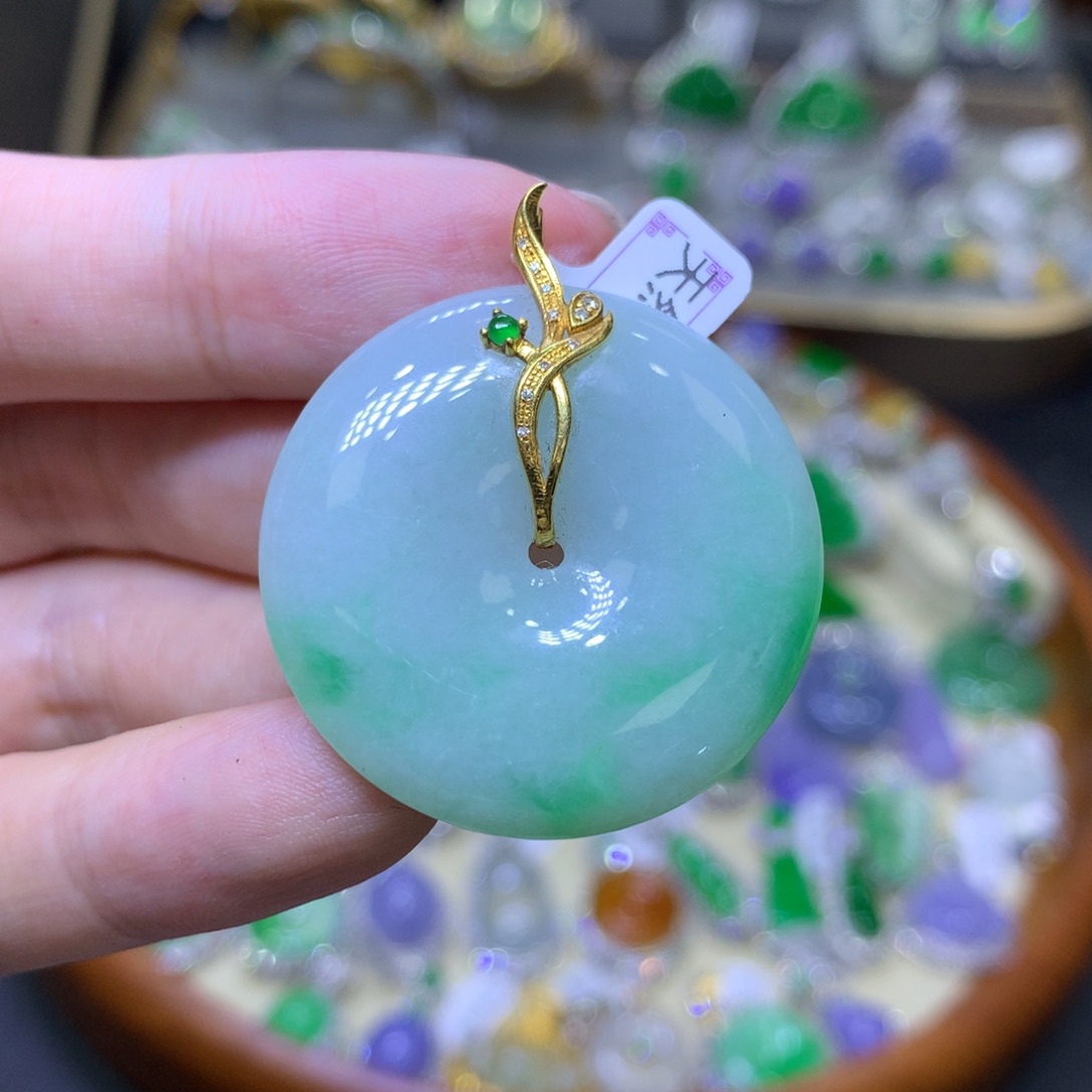 翡翠18K金镶嵌颈饰