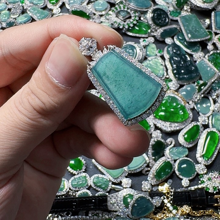 翡翠颈饰未镶嵌天然A货翡翠放漏