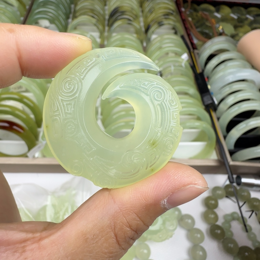 蛇纹石玉未镶嵌颈饰