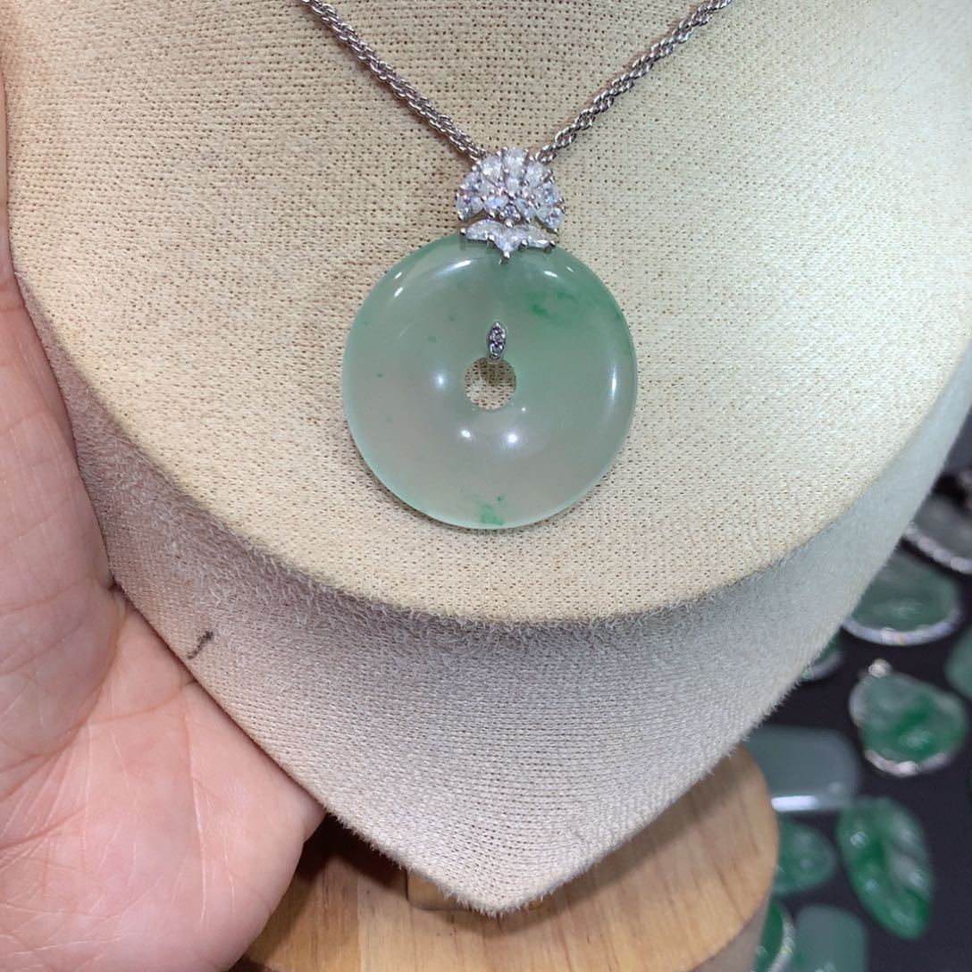 颈饰银S925镶嵌石英质玉（非洲翠）