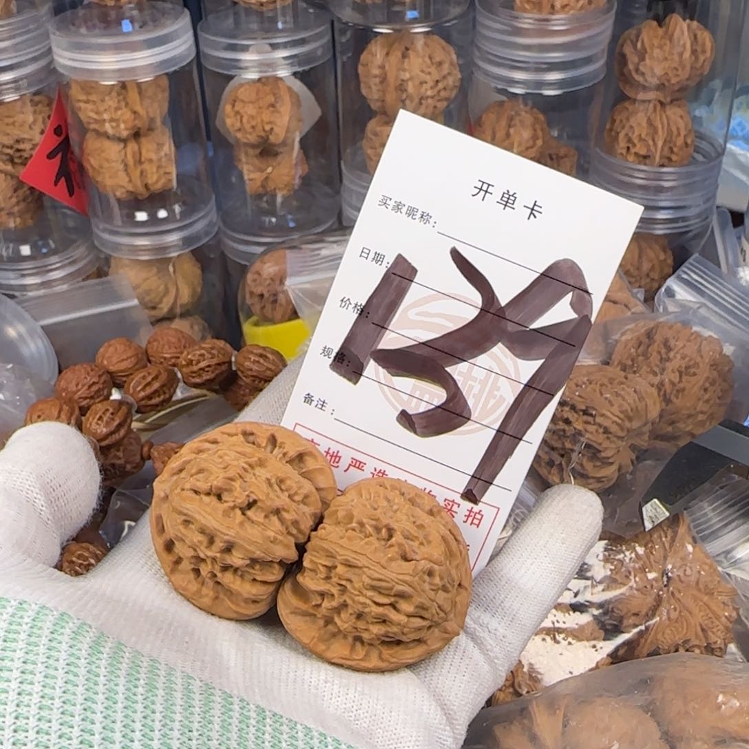 文玩核桃吊坠白狮子