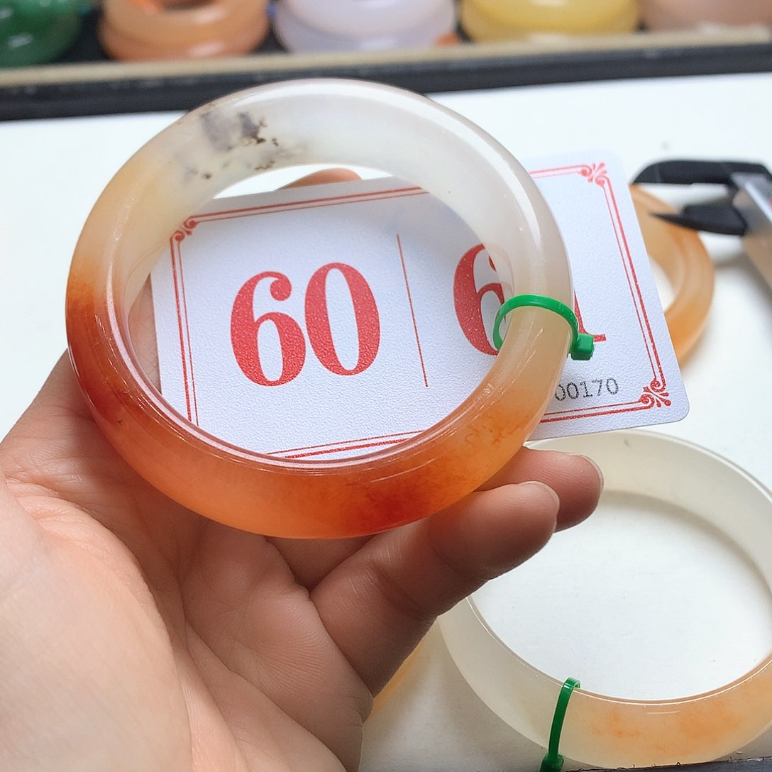 未镶嵌石英质玉（黄龙玉）手镯