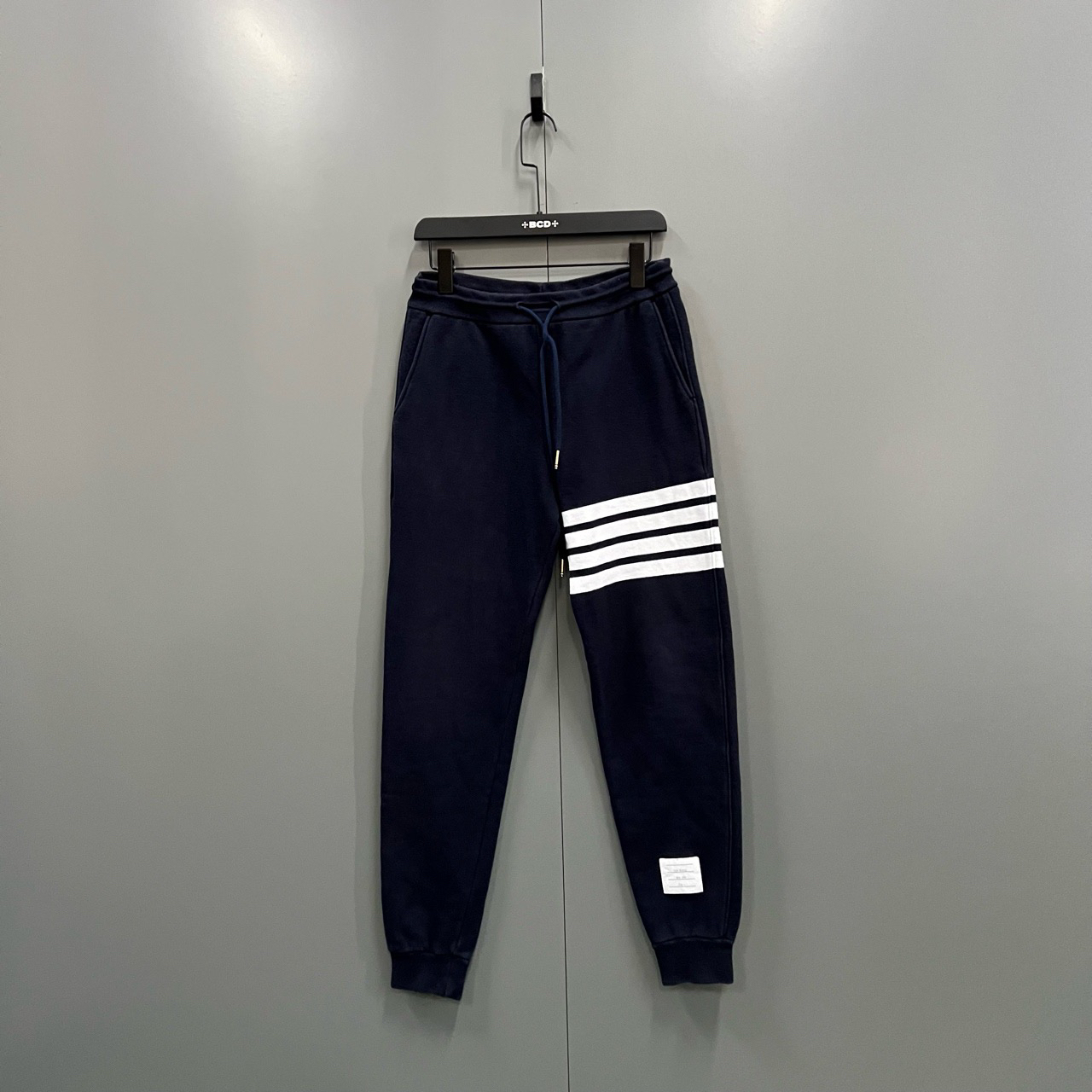 95新 THOMBROWNE （ll） TB 藏青色四条纹抽绳卫裤 1码 205349