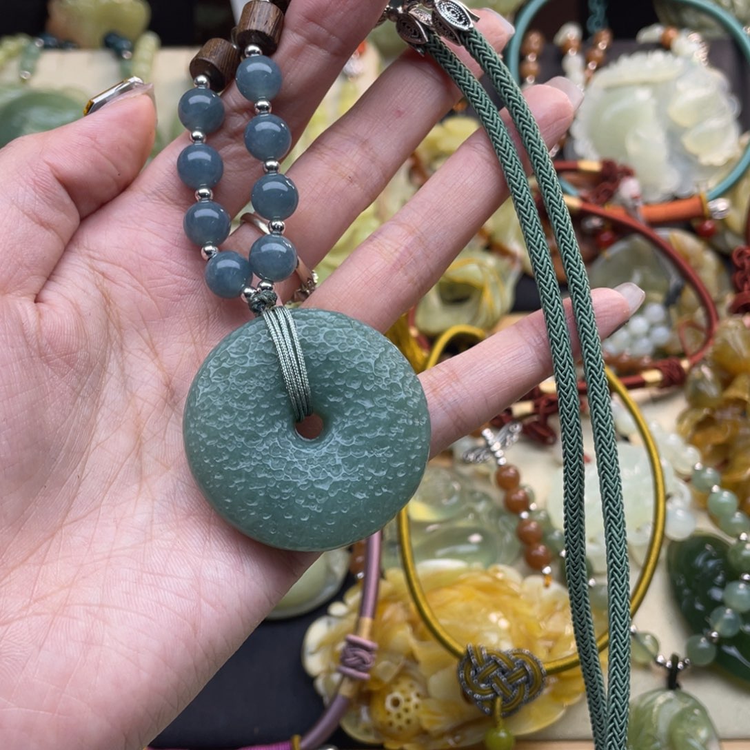 蛇纹石玉颈饰未镶嵌