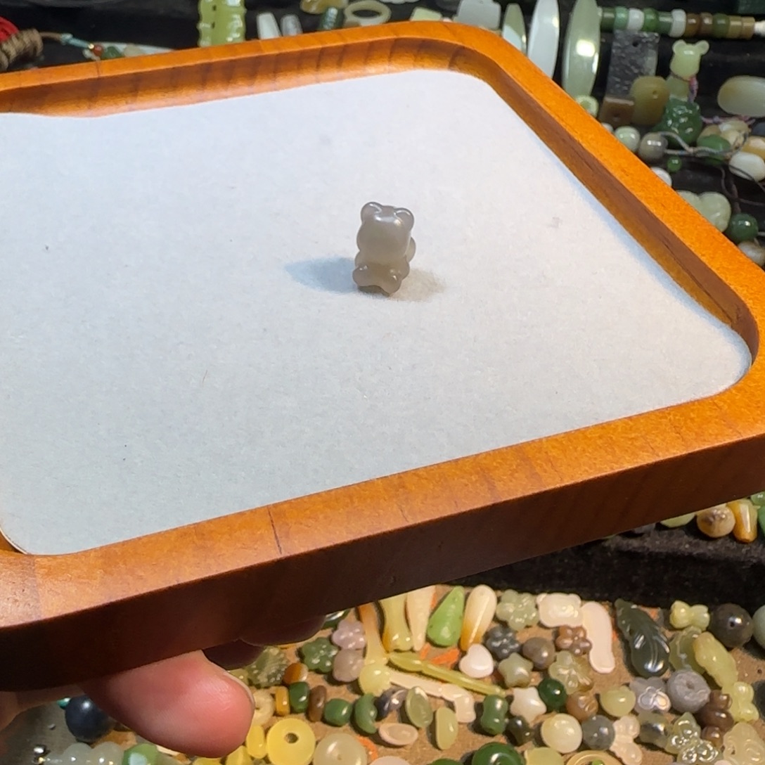 和田玉未镶嵌颈饰烟紫小熊