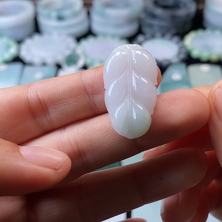 翡翠挂件未镶嵌翡翠的