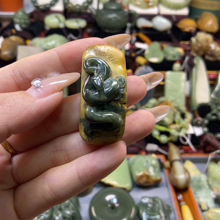 颈饰未镶嵌岫岩河磨玉（透闪石质玉）