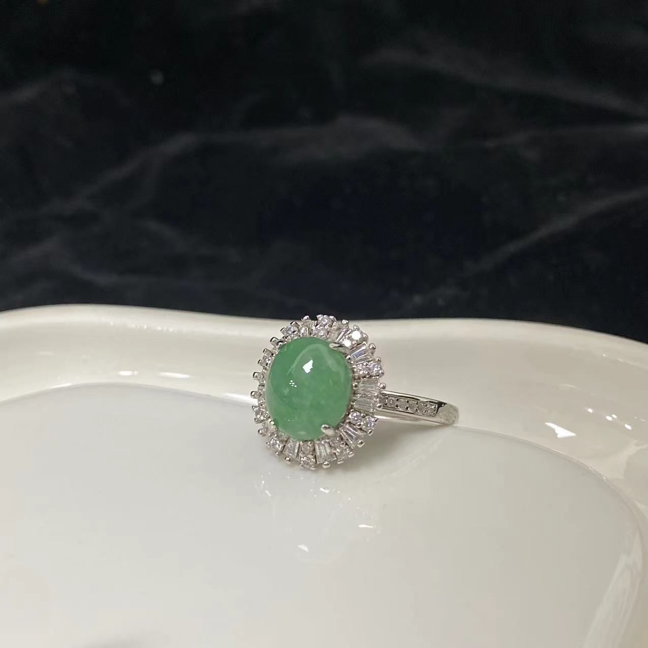 翡翠阳绿蛋面戒指 时尚气质太阳花款戒指