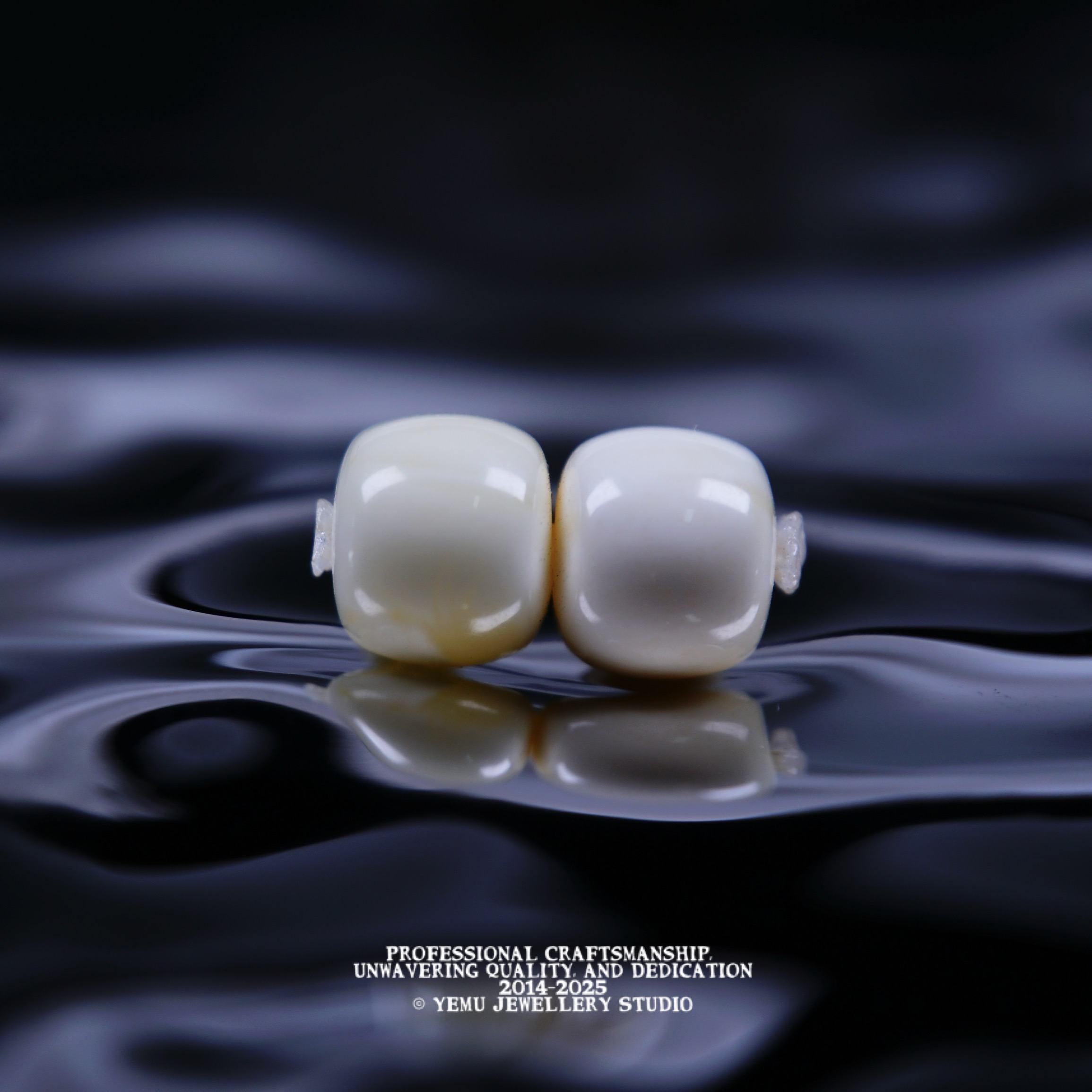 8毫米（8.0mm)瓷白浓蜡妖花老型对珠 一物一拍 天然俄料蜜蜡