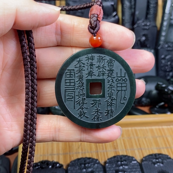 颈饰未镶嵌和田玉（青玉）