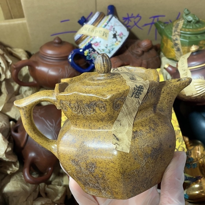 紫砂茶壶原矿泥料，手工制作的一把紫砂壶。