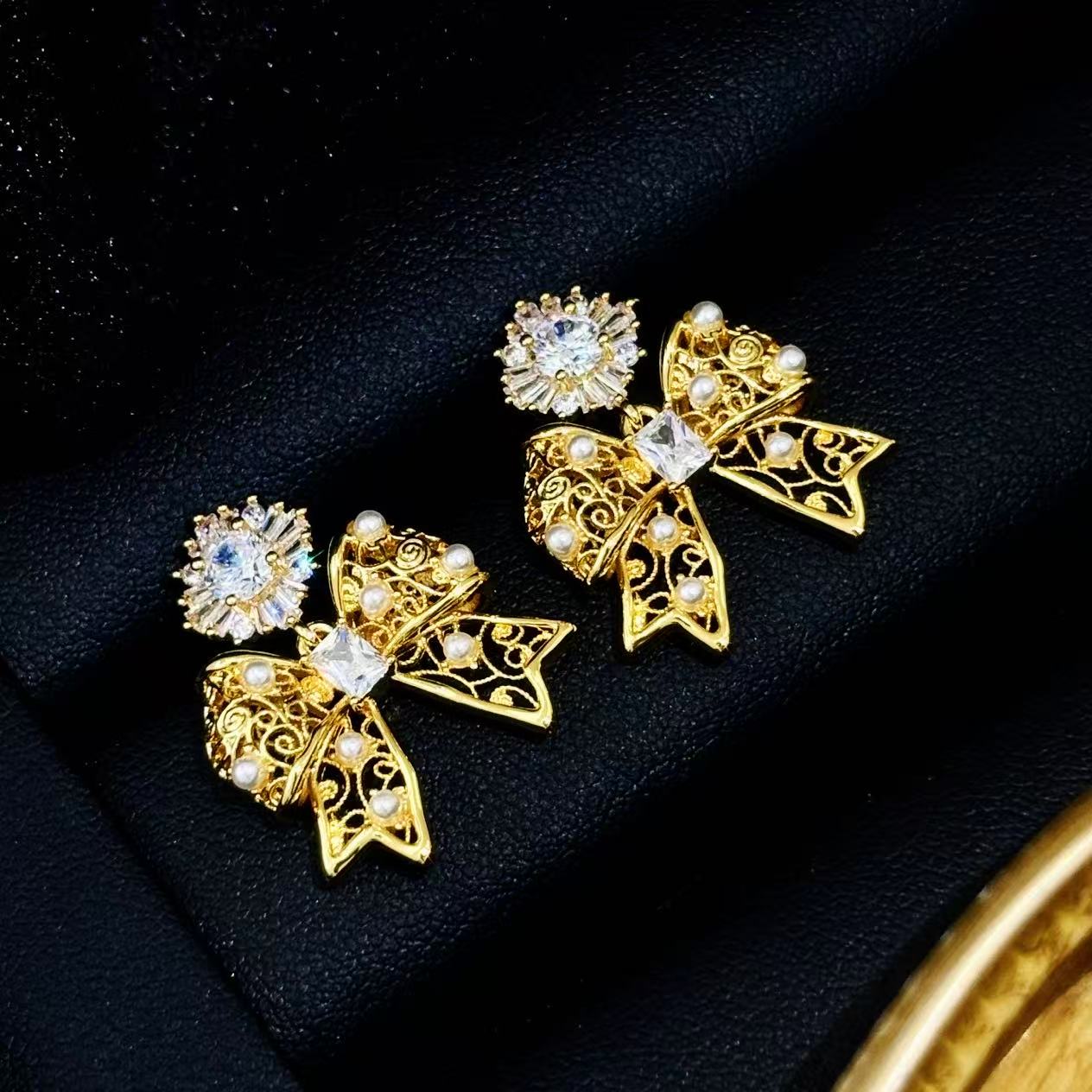 铜合金合成锆石耳饰 c96丽银【卷草纹蝴蝶结耳钉】气质灵动耳环5196