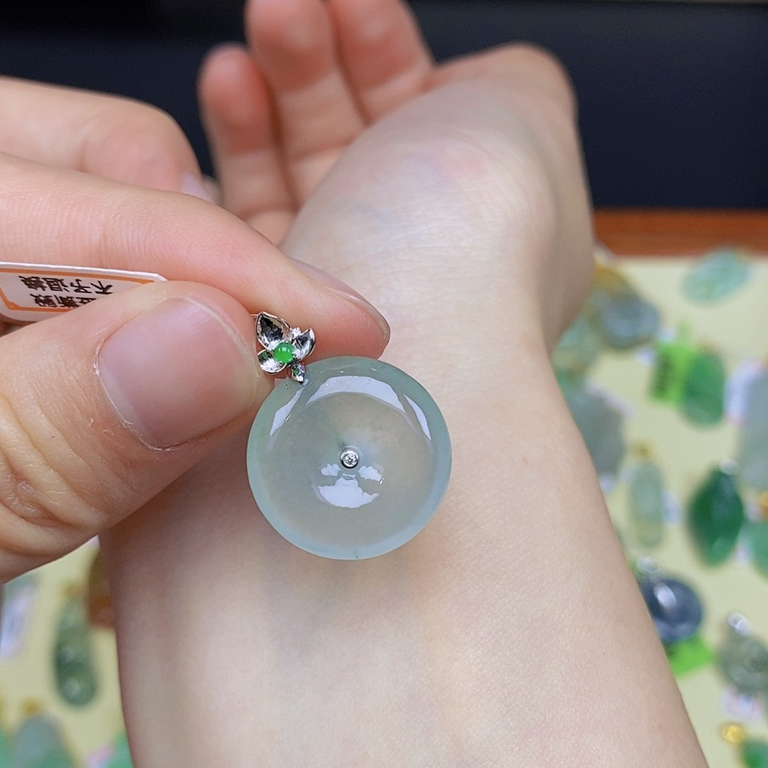 翡翠颈饰18K金镶嵌翡翠