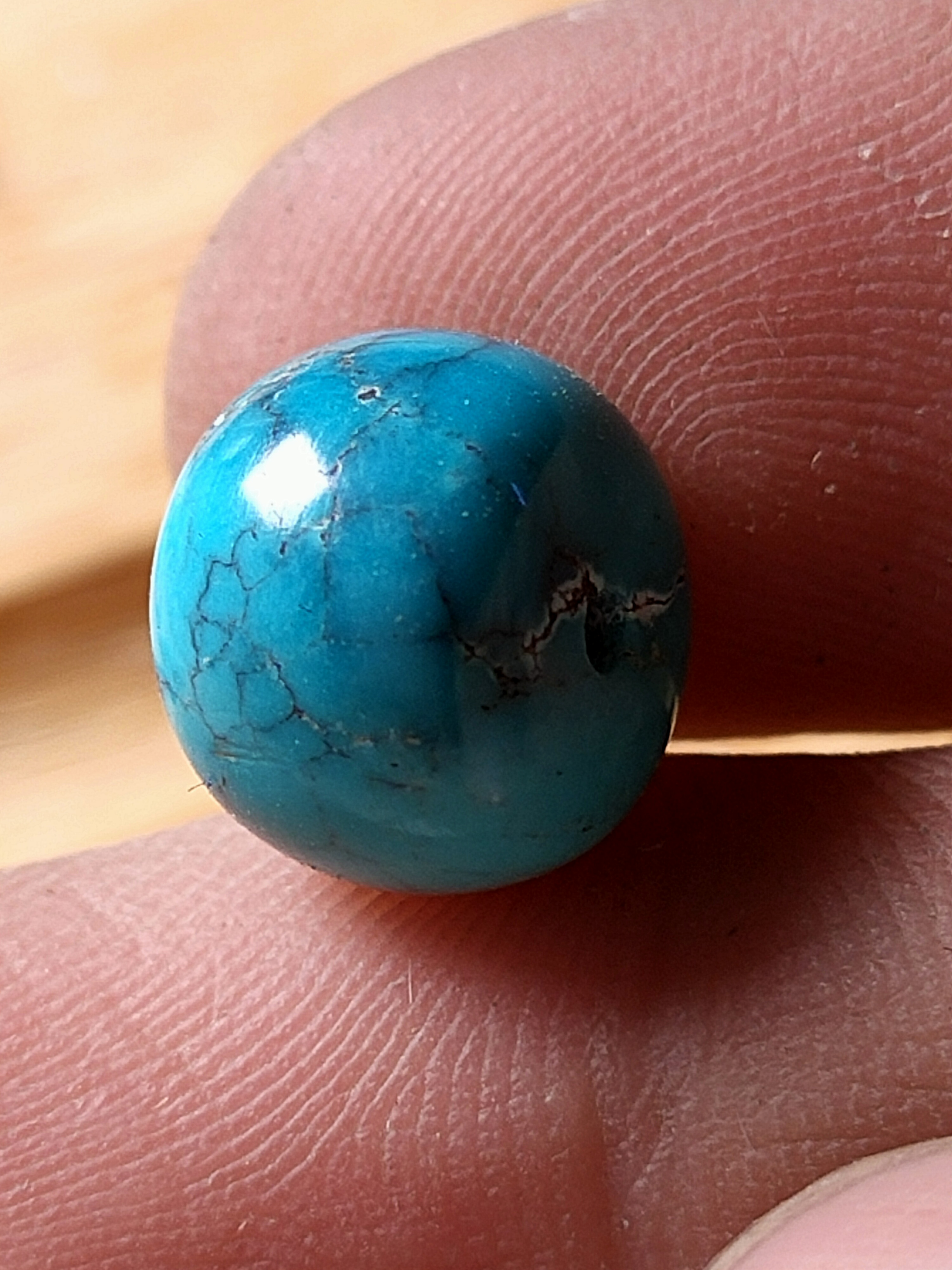 原矿绿松石，玉化老型，直径10.5对孔8.4mm重1.6克