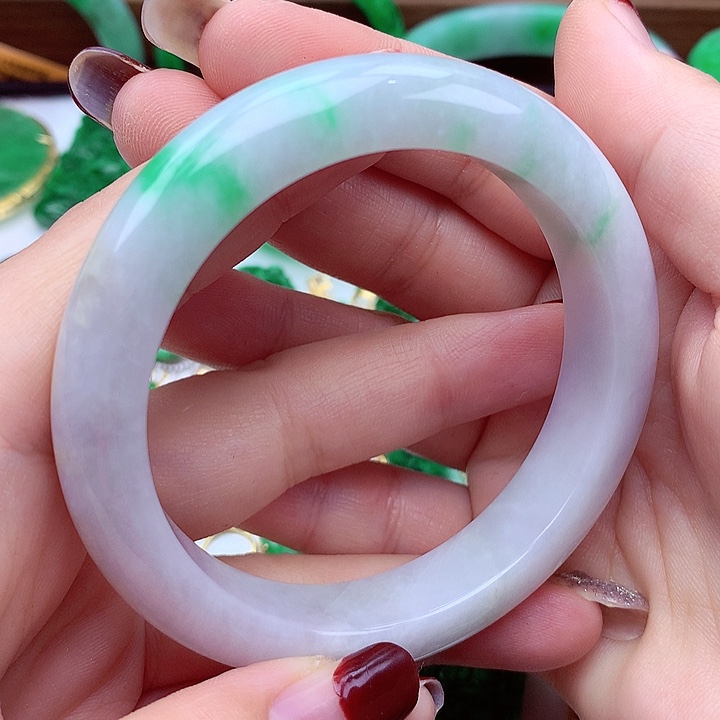 翡翠手镯未镶嵌翡翠