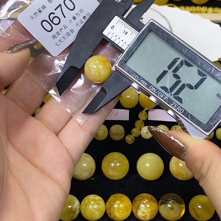 哼***子琥珀未镶嵌裸石670