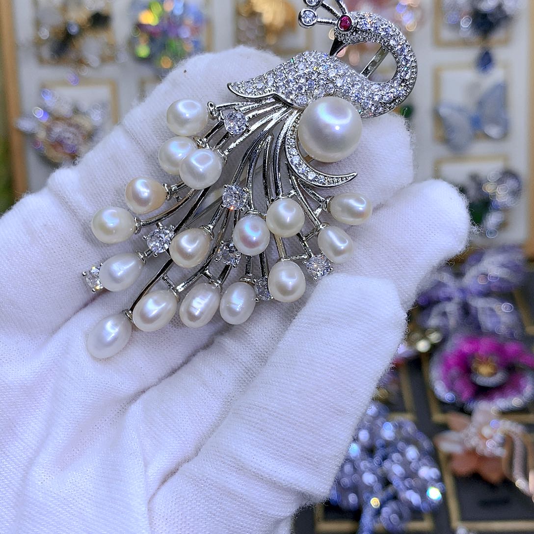 仿水晶铜胸针胸花