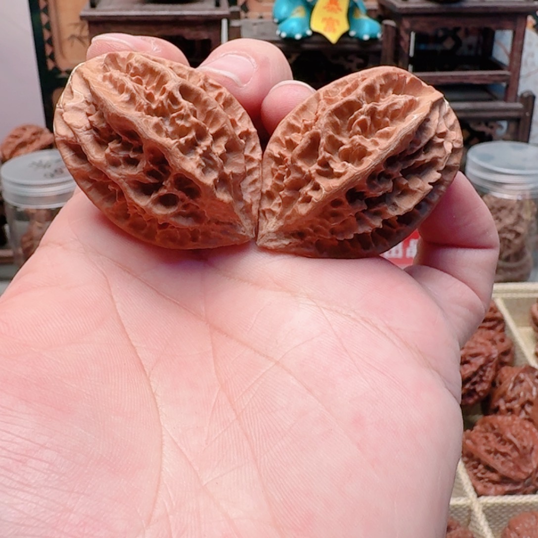 文玩核桃吊坠血龙骨