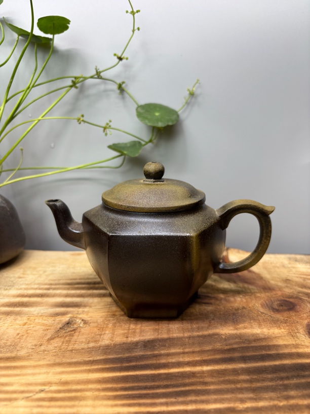 钦州坭兴陶 陆窑柴烧 手拍六方宫灯壶 容量260ml左右