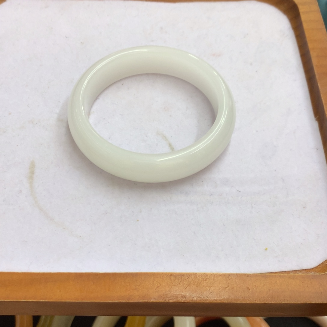 敏***敏石英质玉未镶嵌手镯