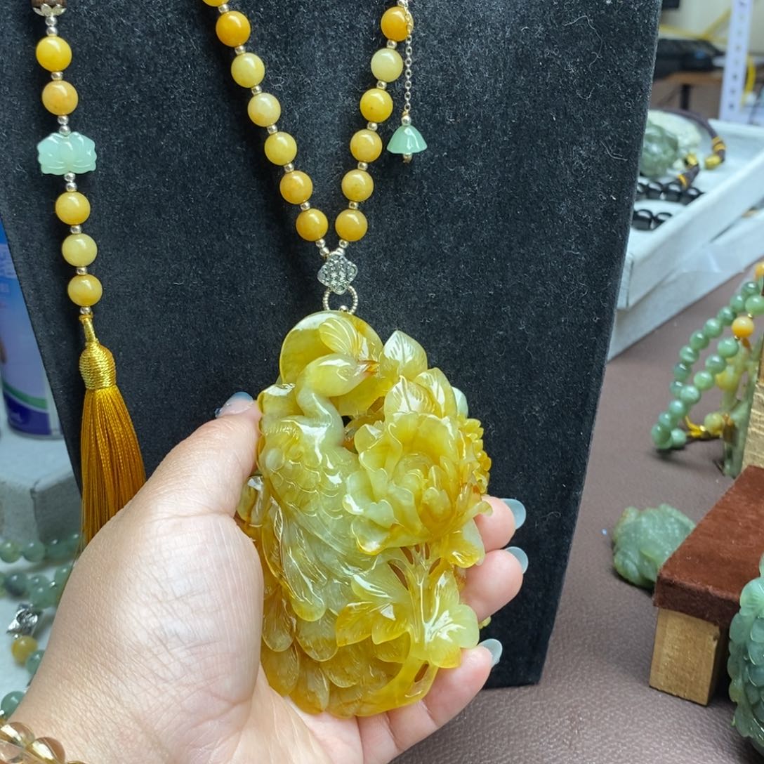 蛇纹石玉颈饰未镶嵌