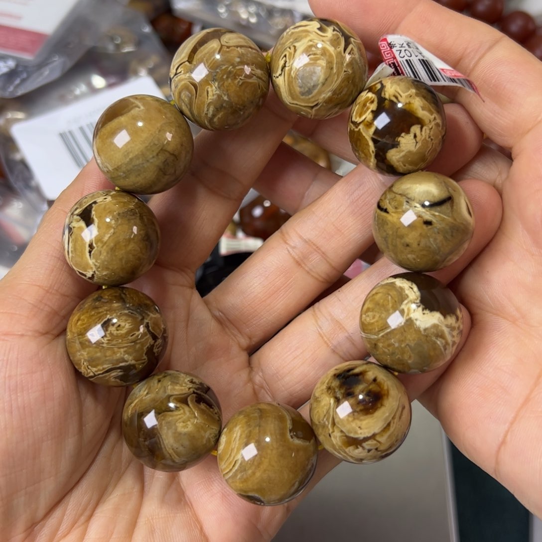 未镶嵌琥珀珠宝奇石93