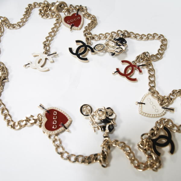 Chanel爱心机车女士双C珐琅吊坠项链