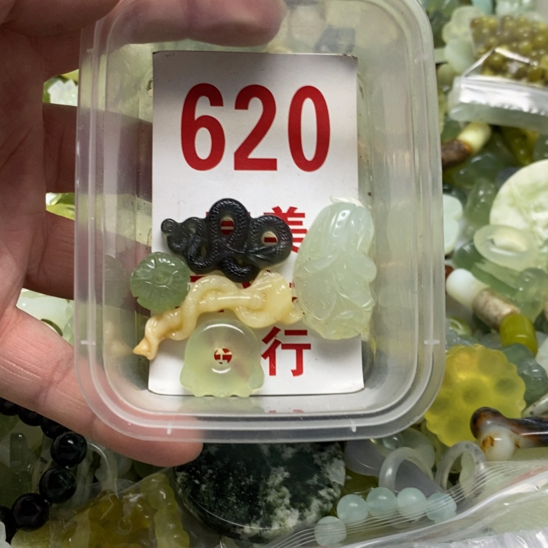 蛇纹石玉挂坠未镶嵌