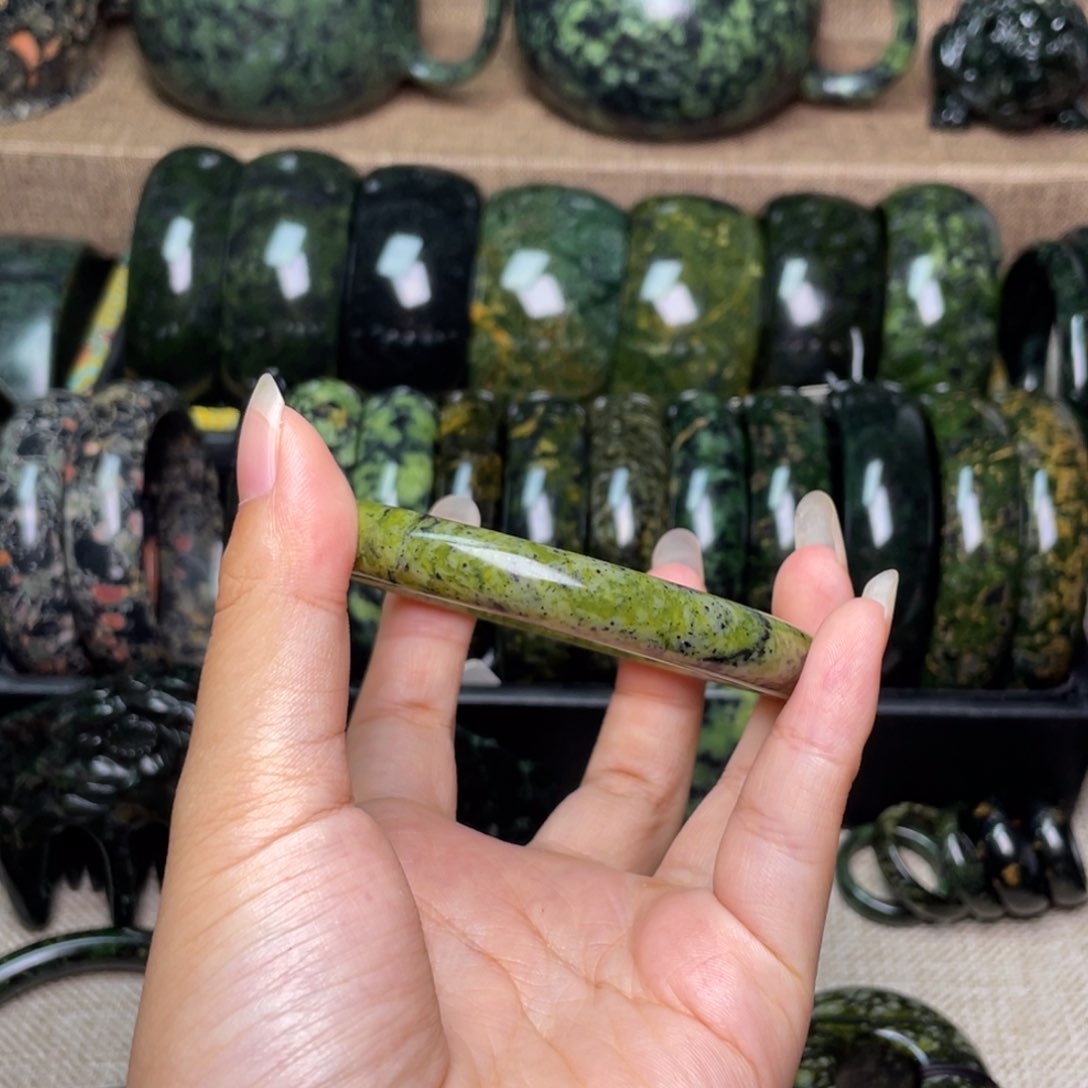 彩***姐蛇纹石玉未镶嵌颈饰