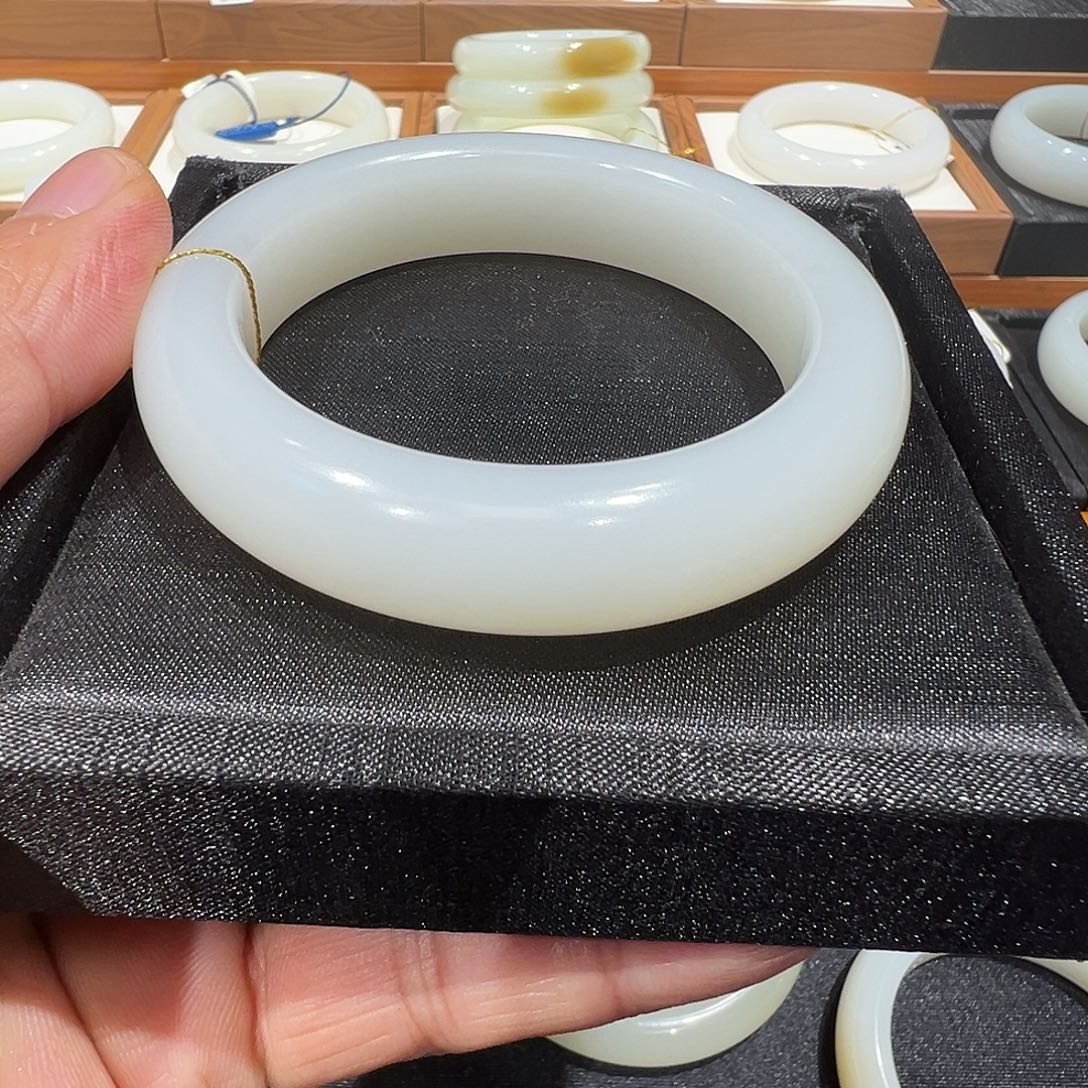 和田玉未镶嵌手镯