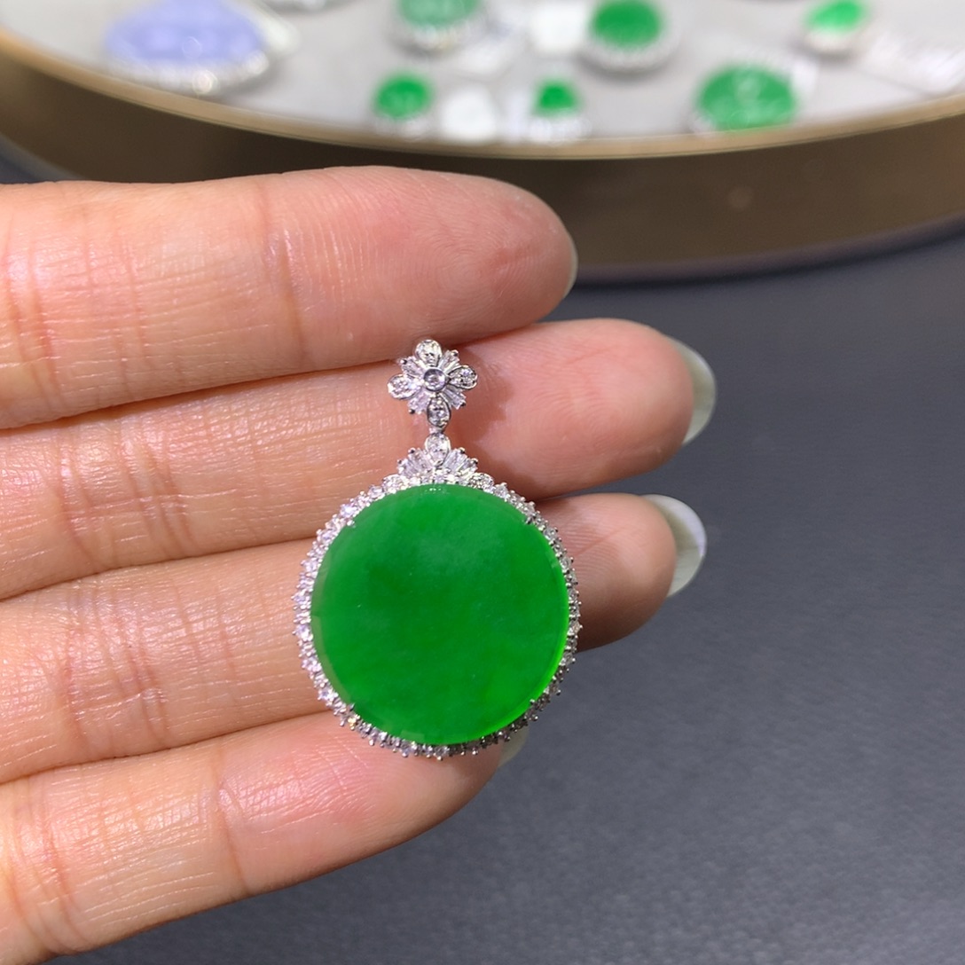 翡翠颈饰18K金镶嵌翡翠