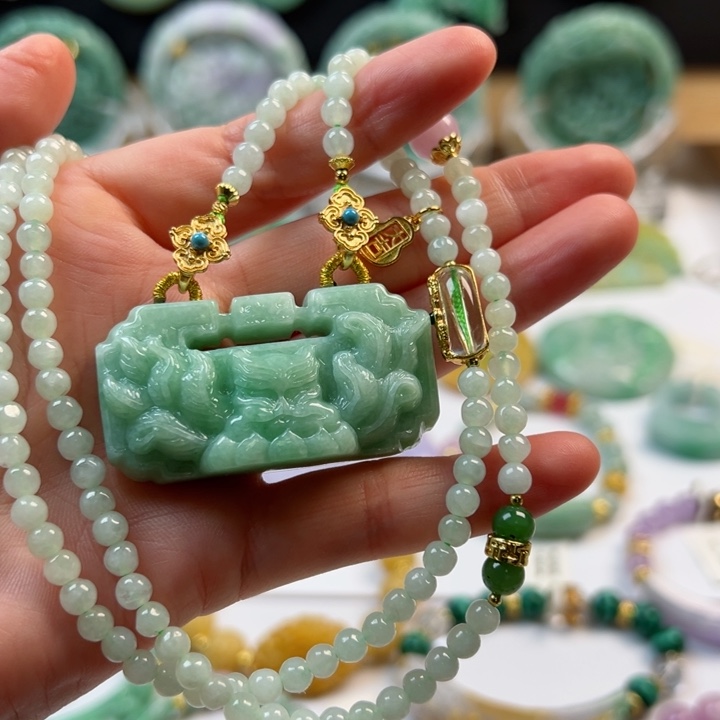 颈饰未镶嵌翡翠吊坠