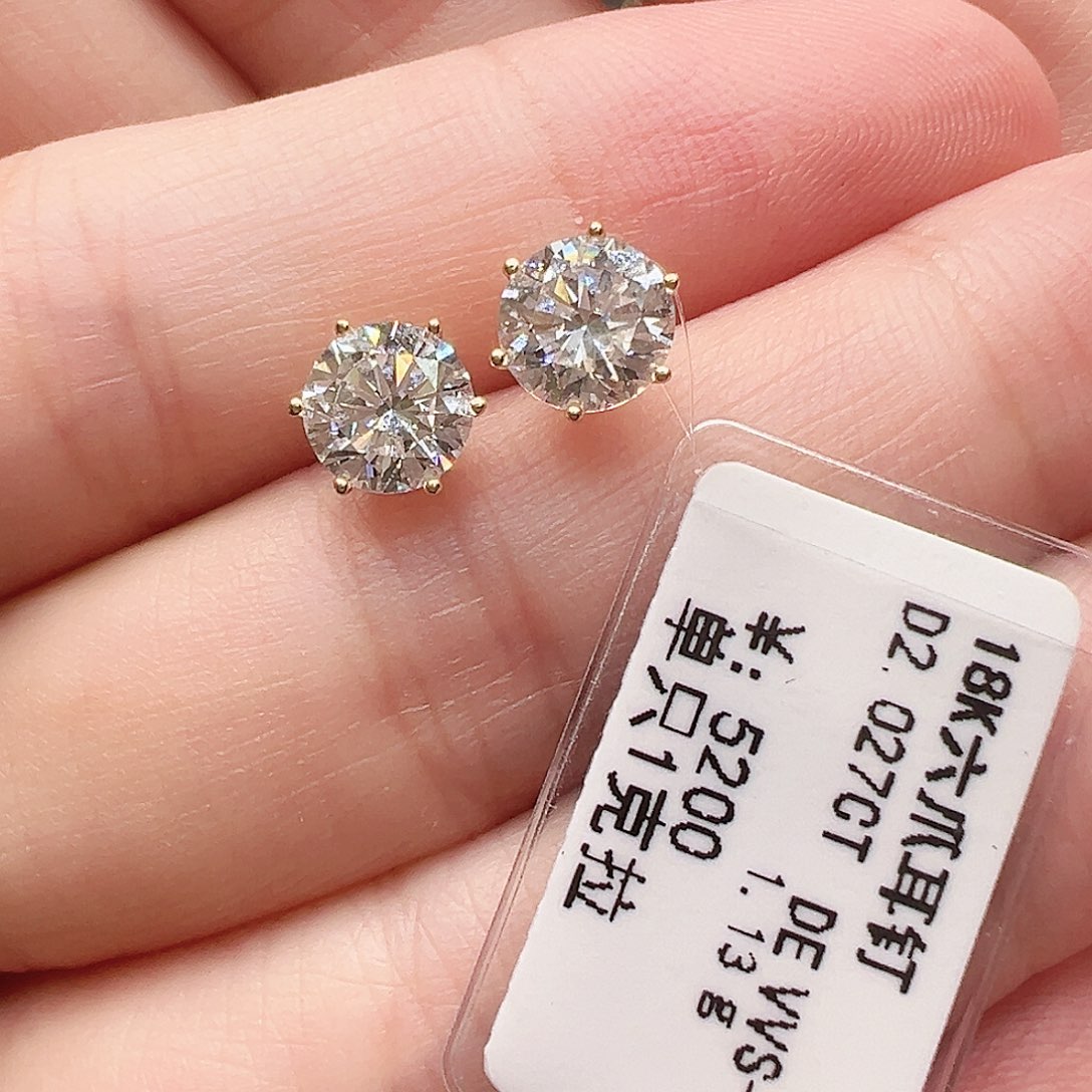 实验室培育钻石套链18K金镶嵌单颗1克拉，一对六爪耳钉k黄