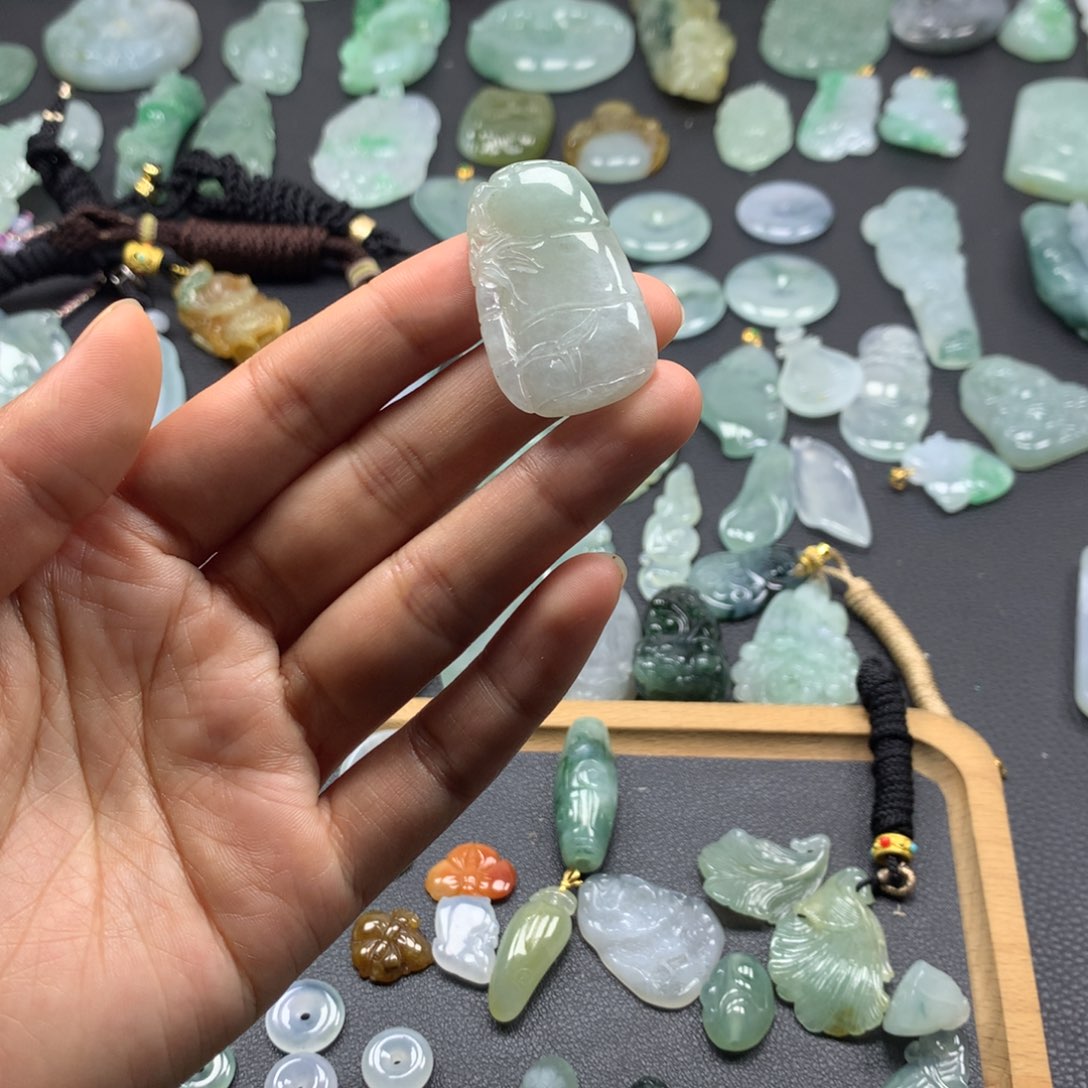 翡翠颈饰未镶嵌竹节