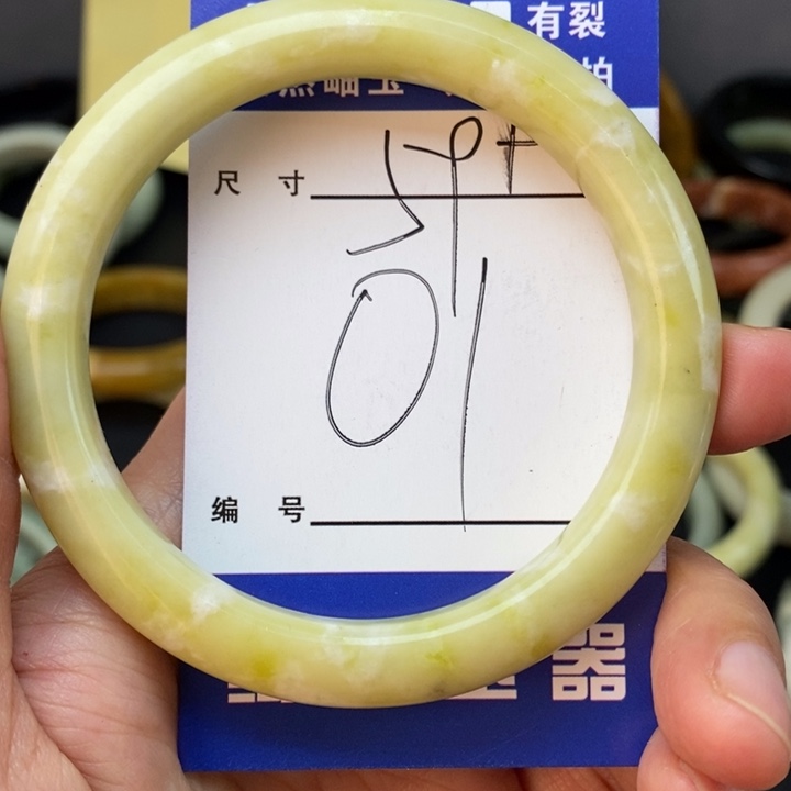 蛇纹石玉手镯未镶嵌