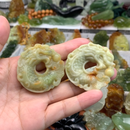 未镶嵌蛇纹石玉颈饰
