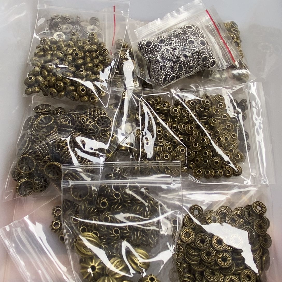 琉璃颈饰隔片10元一袋，喊我选