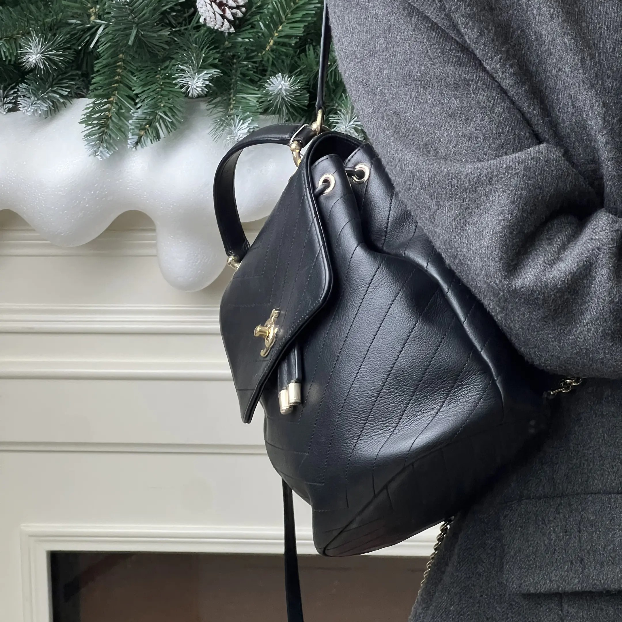 95新 Chanel/香奈儿 双肩包黑金牛v纹/优品