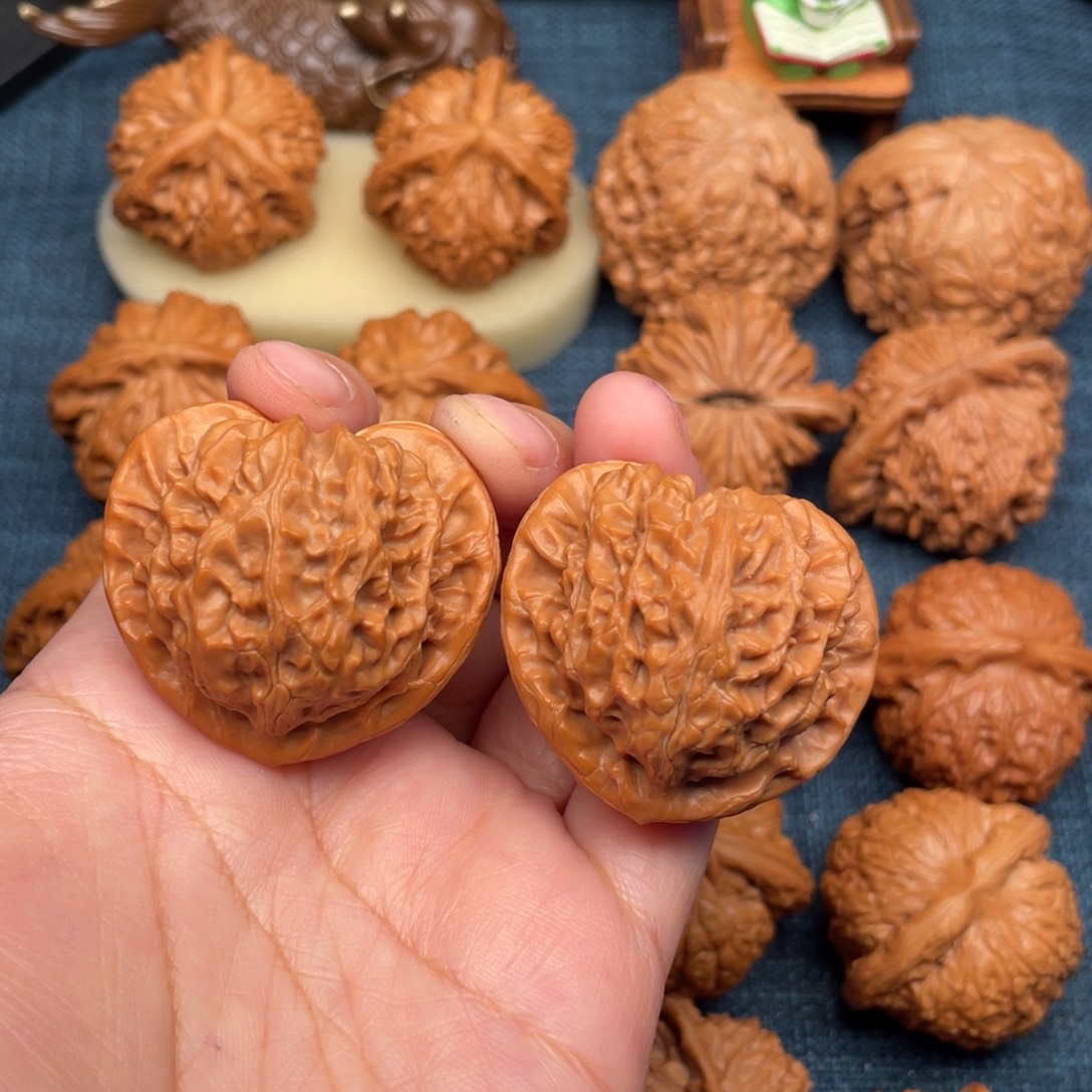 文玩核桃把件41.5桃心宫灯老树